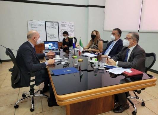 Autoridades agropecuarias panameñas reunidas con el diplomático de Italia.