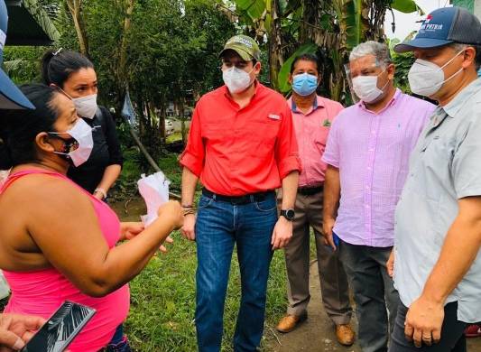 El ministro de Vivienda Rogelio Paredes, durante su visita a Barú para conocer las afectaciones que causaron las inundaciones por ETA e Iota en las viviendas.