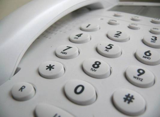 Imagen ilustrativa de un teléfono fijo. La ASEP propone eliminar los cargos por llamadas de Larga Distancia Nacional.