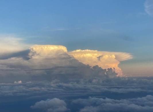 Fotografía divulgada por de la NOAA donde se muestra una vista de la tormenta tropical Idalia, tomada el domingo 27 de agosto desde Lakeland, Florida (EE.UU.).