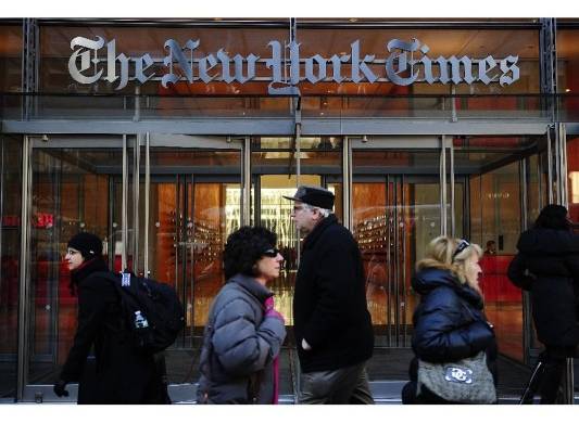 La gente camina por la entrada de diario estadounidense 'The New York Times' en Nueva York.