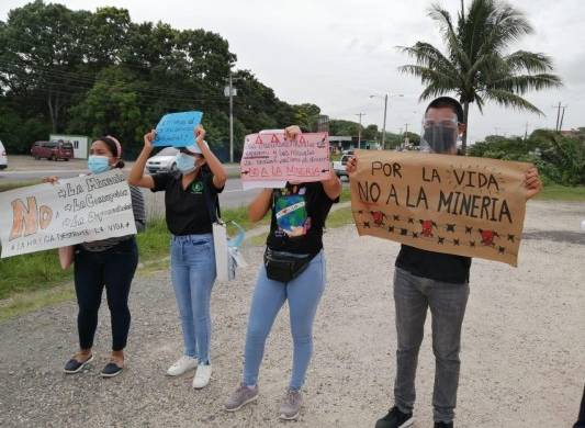 Un grupo de ambientalistas protestaron por las nuevas concesiones mineras frente a las instalaciones del Mici en Coclé.