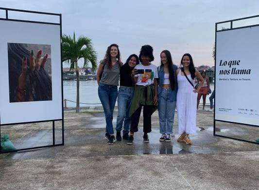 De Izquierda a derecha, Tova Katzman, Ana Sofía Camargo, Risseth Yangüez, Enea Lebrun y Tarina Rodríguez, cinco fotógrafas de La Junta Colectiva.
