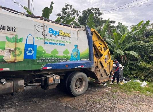 Camión recolector de basura de la empresa Aguaseo, S.A. en Colón.