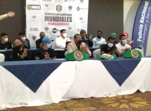 Organizadores y púgiles de la cartilla de boxeo, durante la conferencia de prensa.