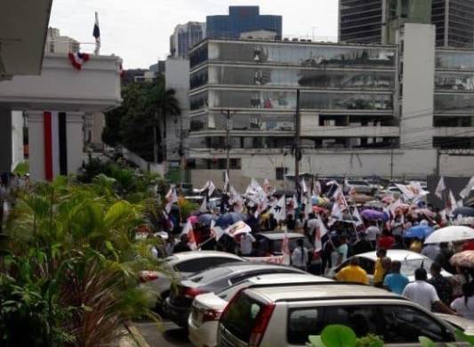 Un grupo de trabajadores de la UP protestó frente a la sede del MEF.
