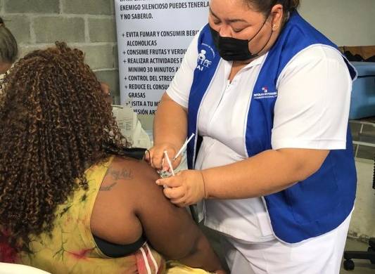 Minsa realiza feria de la salud para moradores de Los Llanos en Felipillo donde recibieron vacunación y otras atenciones