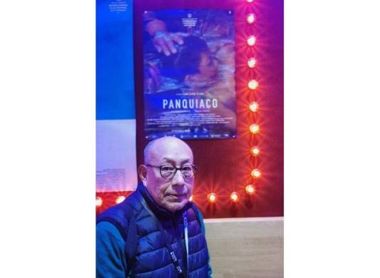 Cebaldo De León posa delante del afiche de la película ‘Panquiaco’