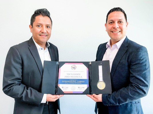 Momentos en que la empresa panameña Ten Tu Evento (Jabes Holding S.A.) recibe el galardón del premio “The Bizz Award“.