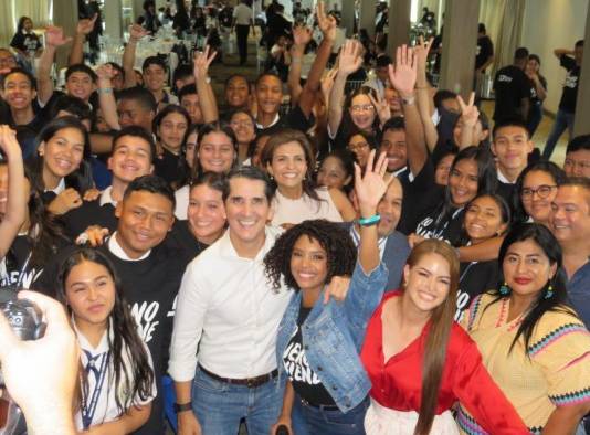 Roux junto con un grupo de los diputados juveniles.