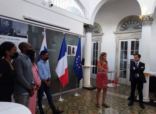 Pauline Villemagne, directora de la Alianza Francesa saluda a los asistentes de idioma.
