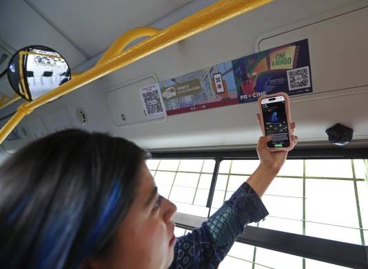 Una persona observa hoy en su celular un cortometraje gracias a la aplicación “Cine a bordo”, en el transporte público de Ciudad de México (México).