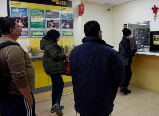 Personas hacen fila para enviar dinero a través de un servicio de transferencia de remesas.