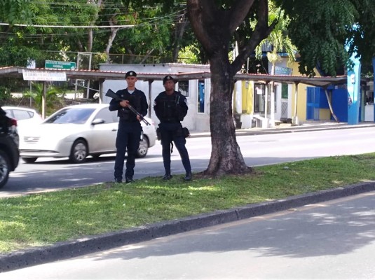 Unidades de la Policía Nacional custiodiaron la protesta sin que se dieran ningún incidente con los manifestantes.