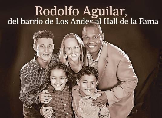 Rodolfo con su familia. Su esposa Jodi, sus hijos Daniel y los mellizos David y Derek.