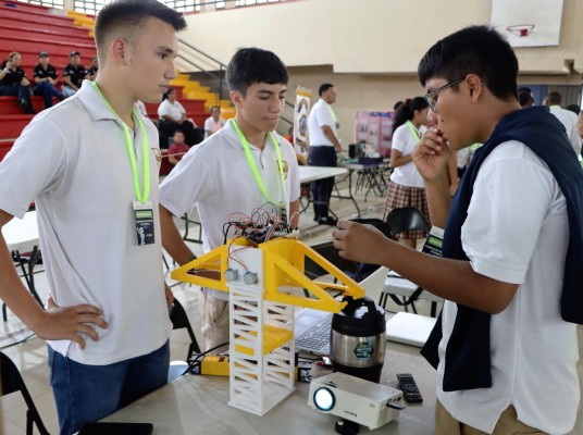 Al menos 38 equipos de robótica de primaria, premedia y media participaron en estas competencias.