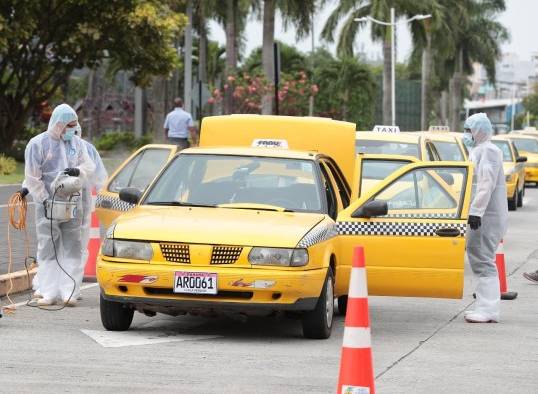 Desinfectan taxis para viajes seguros