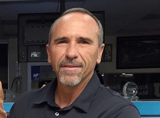 Fotografía cedida por la Universidad Internacional de Florida (FIU) donde aparece Roger García, director de operaciones de la base subacuática Aquarius ubicada en el Santuario Marino Nacional de los Cayos de Florida.