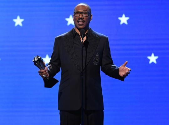 El actor Eddie Murphy recibió el Premio a la Trayectoria de Vida por décadas de trabajo.