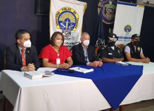 Fiscales y miembros de la policía de Coclé durante la conferencia de prensa.