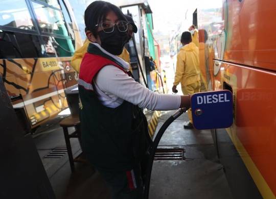 Conductores bolivianos recargan diesel en sus vehículos en una estación de servicio, en La Paz (Bolivia)