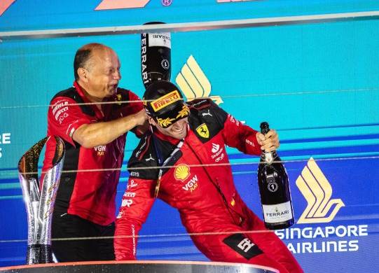 El español Carlos Sainz (Ferrari) en el podio.
