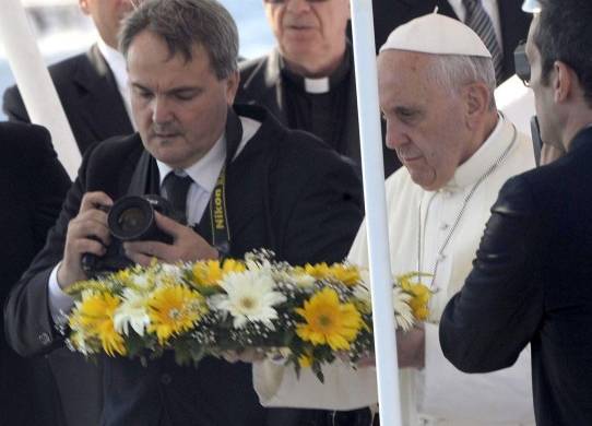 El papa Francisco arroja una corona de flores al mar por los inmigrantes fallecidos en las travesías durante su visita a la isla de Lampedusa (Italia) el 8 de julio de 2013.