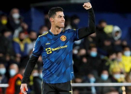 El delantero portugues del Manchester United Cristiano Ronaldo celebra su gol ante el Villarreal durante el partido de Liga de Campeones.