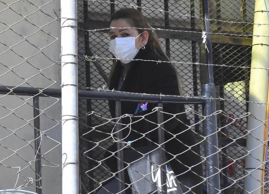 La expresidenta interina de Bolivia Jeanine Áñez camina en la cárcel de Mujeres de Miraflores, donde está en detención preventiva desde hace más de un año.