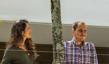 Fotografía de archivo en donde se ve a Claudia Macero y Pedro Uchurrurtu asilados en la residencia del embajador de Argentina en Caracas.