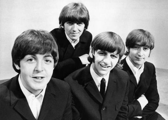 The Beatles, Paul McCartney (bajista), George Harrison (guitarra), Ringo Starr (batería), y John Lennon (guitarra).