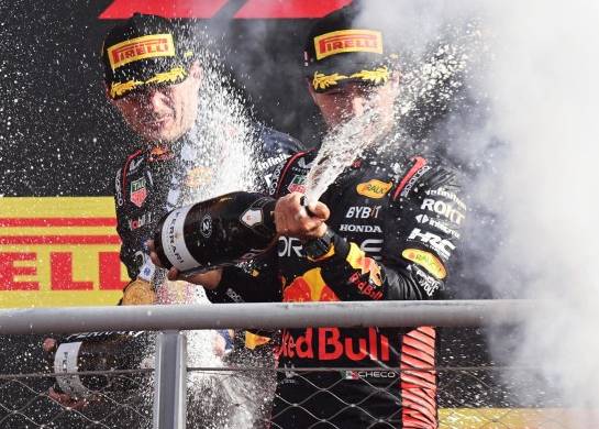 El piloto neerlandés Max Verstappen,de la escudería Red Bull Racing celebra la victoria.