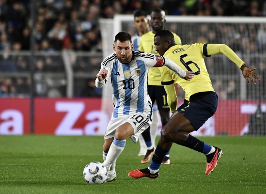 Lionel Messi (i.) durante un partido con la selección Argentina.