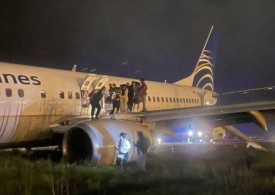En la imagen se observa a los pasajeros  bajando del avión de Copa que se salió de la pista de aterrizaje.