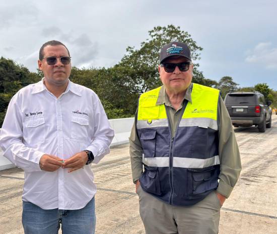 Foto de septiembre de 2025 en la que Edwin Lewis, quien diseñó la rehabilitación de la carretera para el consorcio que conformó la empresa de José L. Andrade posteriormente inspeccionan la obra en calidad de director de estudios y diseños del MOP y como ministro de obras públicas, respectivamente.