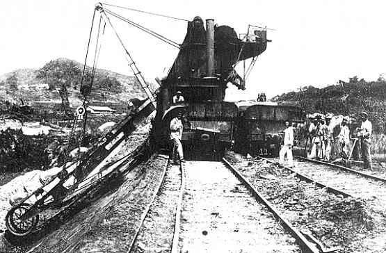 Trabajadores de la Compañía Universal del Canal trabajando en el terreno del istmo.