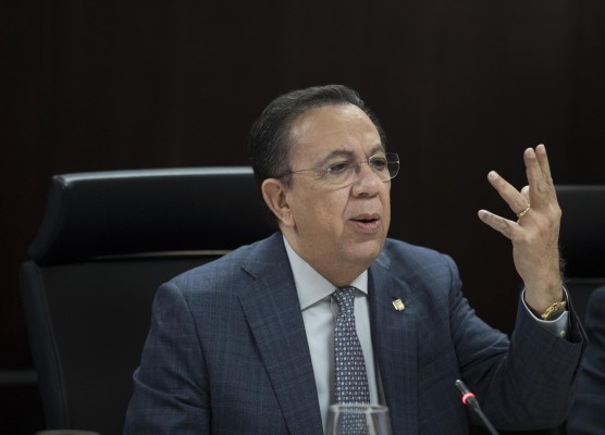 Fotografía de archivo en la que se registró al gobernador del Banco Central de República Dominicana (BCRD), Héctor Valdez Albiz Valdez.