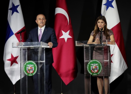 Mevlüt Çavusoglu, canciller de Turquía (i) junto a su homóloga panameña, Erika Mouynes (d).