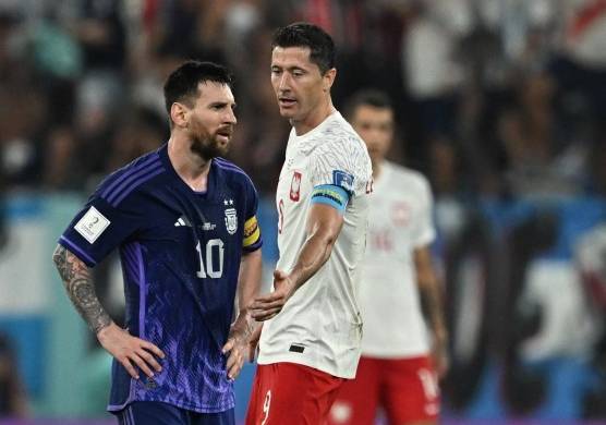 Lionel Messi (i.) y Robert Lewandowski (d.) durante un partido de la Copa Mundial de la FIFA Catar 2022.