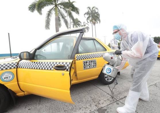 Desinfectan taxis para viajes seguros