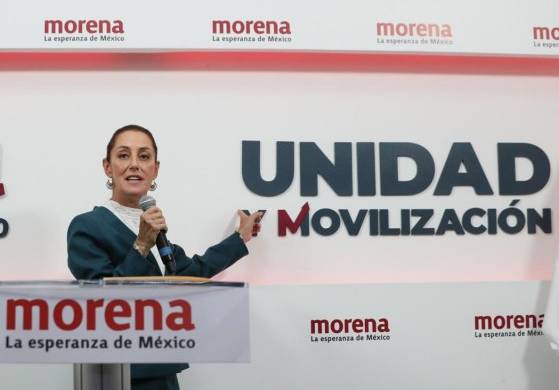 La aspirante presidencial del Movimiento de Regeneración Nacional (Morena), Claudia Sheinbaum (d), ofrece una rueda de prensa hoy, en Ciudad de México (México).