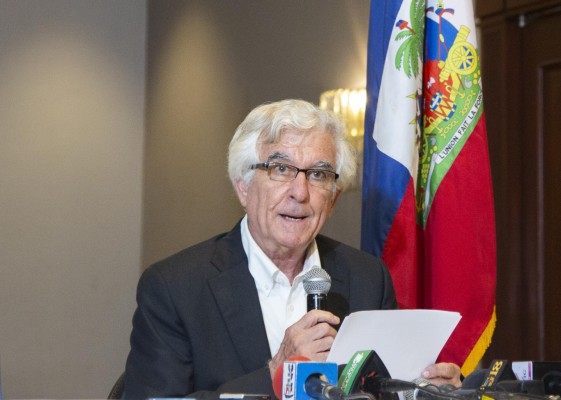 El experto independiente de Naciones Unidas sobre la situación de los derechos humanos en Haití, William O'Neill, habla hoy durante una rueda de prensa, en Puerto Príncipe (Haití).
