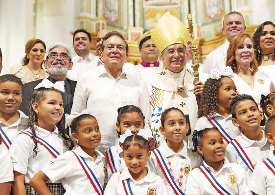 El presidente Laurentino Cortizo junto al Monseñor Ulloa, en el “Te Deum” reaizado en la Catedral Metropolitana de Panamá.