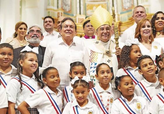El presidente Laurentino Cortizo junto al Monseñor Ulloa, en el “Te Deum” reaizado en la Catedral Metropolitana de Panamá.