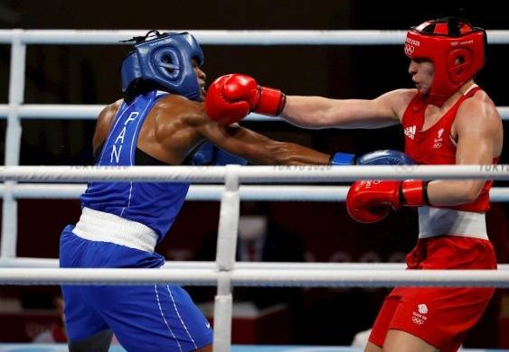La panameña, Atheyna Bylon (i) frente a la británica, Lauren Price (d) en los cuartos de final de los Juegos Olímpicos Tokio 2020.