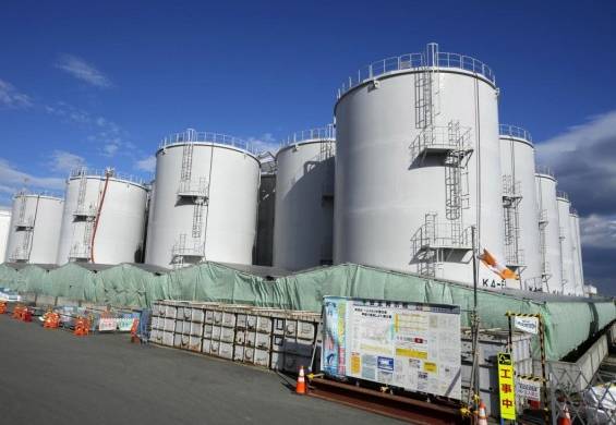 Fotografía de archivo de varios tanques de almacenamiento en la accidentada planta nuclear de Fukushima Daiichi, en Japón.