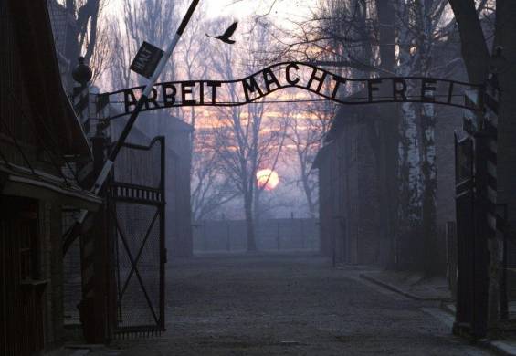 El fascismo fue fenómeno que tuvo diferentes expresiones en toda Europa, Estados Unidos e incluso algunos países de América Latina. En la foto la entrada al campo de exterminio de Auschwitz.