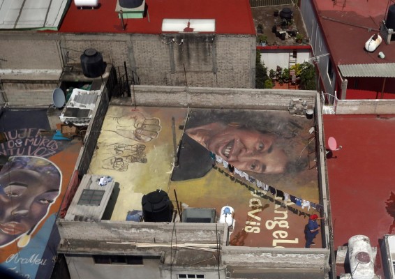 Grafitis dan colorido a paredes y azoteas en alcaldía de Ciudad de México