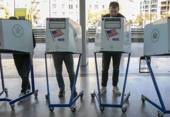 La gente vota en un sitio de votación en la Biblioteca Pública Central de Brooklyn en el distrito de Brooklyn de Nueva York.