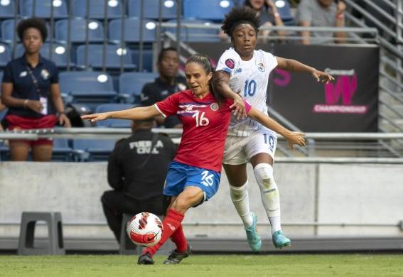 Katherine Alvarado (i) de la selección femenil de Costa Rica disputa el balón con Marta Cox de Panamá